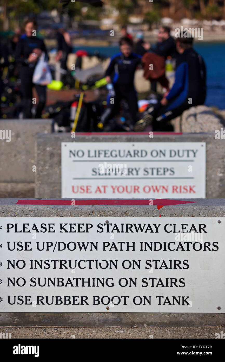 Gruppe von Tauchern Vorbereitung zum Tauchen in Avalon, Catalina Island, Kalifornien. Stockfoto