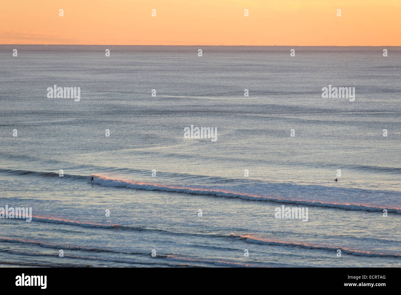Surfen bei Sonnenuntergang an der Küste Oregons. Stockfoto