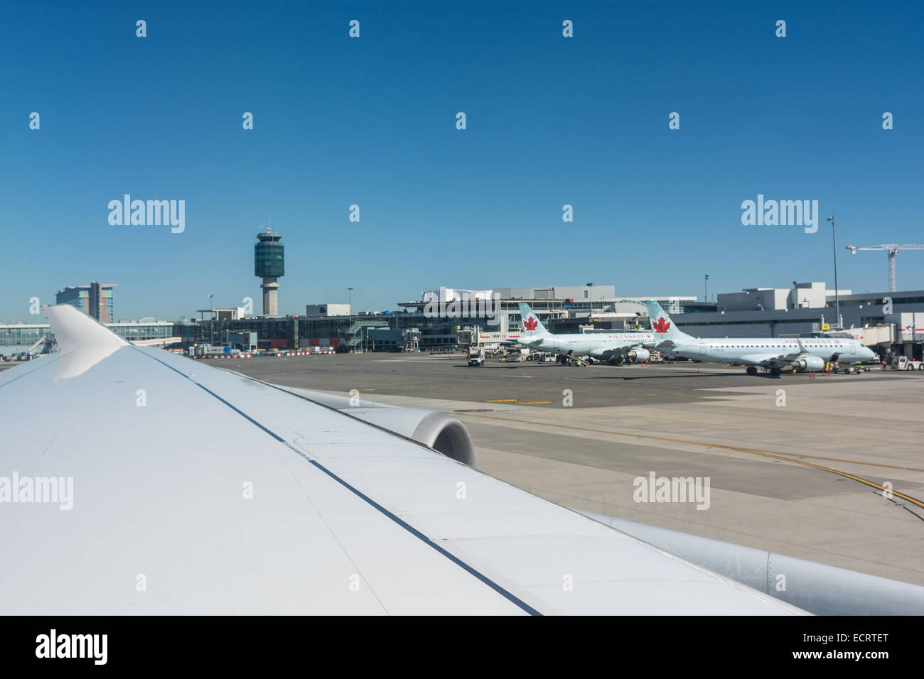 Düsenverkehrsflugzeug in Vancouver international Airport (YVR). Das Flughafen-terminal-Gebäude Stockfoto