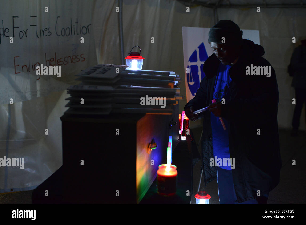 Washington, District Of Columbia, USA. 18. Dezember 2014. ROBERT WARREN, Direktor des Volkes für Fairness Koalition stellt eine Kerze neben einem Sarg Vertreter starben 44 Menschen, die Befürworter sagte der Obdachlosigkeit in Washington, DC im vergangenen Jahr. Warren war obdachlos für die 2,5 Jahre nach seinen Job zu verlieren. Er hat jetzt wohnen und arbeiten für George Washington University. Bildnachweis: Miguel Juarez Lugo/ZUMA Draht/Alamy Live-Nachrichten Stockfoto
