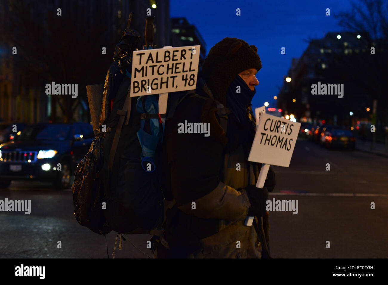 Washington, District Of Columbia, USA. 18. Dezember 2014. HENRY BERRY LOWERY, hält Schilder mit den Namen von Obdachlosen Befürworter sagten in den Straßen von Washington, DC., Bestandteil einer Mahnwache für die Adresse Obdachlosigkeit, organisiert von mehreren Gruppen, einschließlich der nationalen Koalition für die Obdachlosen starb. Bildnachweis: Miguel Juarez Lugo/ZUMA Draht/Alamy Live-Nachrichten Stockfoto