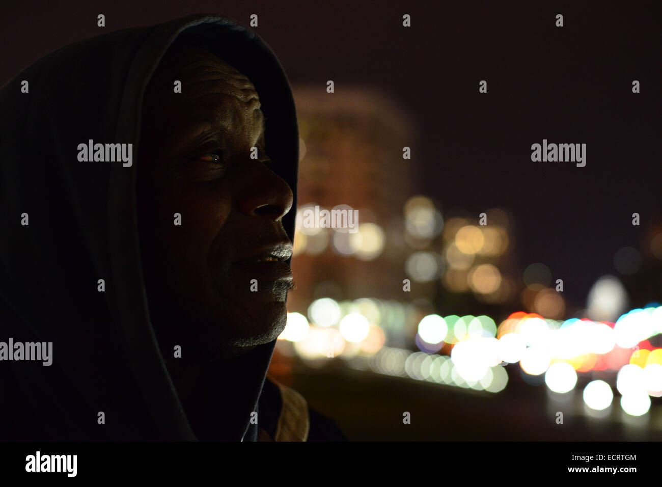 Washington, District Of Columbia, USA. 18. Dezember 2014. JOHN HORSEY, Delaware, die seit vier Jahren obdachlos, schließt sich eine Mahnwache um den Tod von 44 Obdachlose in der Hauptstadt der Nation in diesem Jahr aufmerksam machen. Bildnachweis: Miguel Juarez Lugo/ZUMA Draht/Alamy Live-Nachrichten Stockfoto