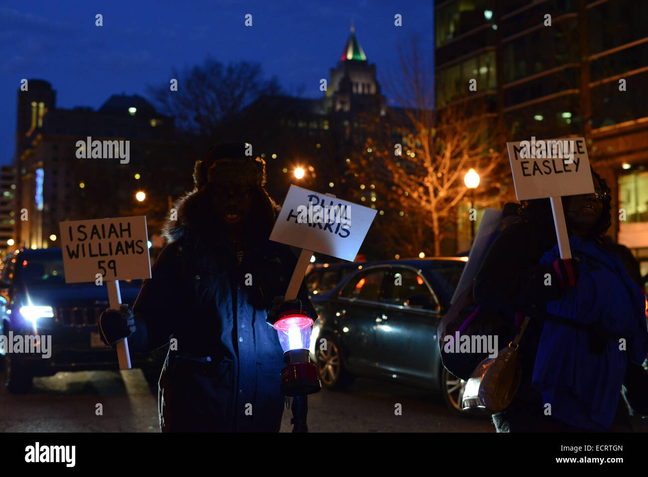 Washington, District Of Columbia, USA. 18. Dezember 2014. Obdachlose in Washington, DC halten Schilder mit den Namen der andere obdachlosen Menschen, denen die Befürworter sagen, in den Straßen der Hauptstadt der Nation in diesem Jahr starb. Sie und andere versammelten sich Donnerstagabend für eine Mahnwache für die Adresse Obdachlosigkeit, organisiert von mehreren Gruppen, einschließlich der nationalen Koalition für die Obdachlosen. Bildnachweis: Miguel Juarez Lugo/ZUMA Draht/Alamy Live-Nachrichten Stockfoto