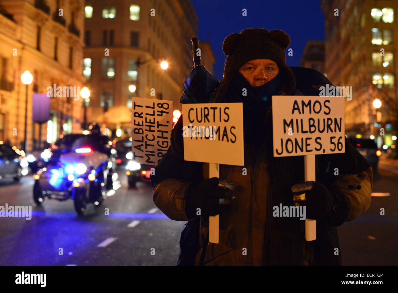 Washington, District Of Columbia, USA. 18. Dezember 2014. HENRY BERRY LOWERY, hält Schilder mit den Namen von Obdachlosen Befürworter sagten in den Straßen von Washington, DC., Bestandteil einer Mahnwache für die Adresse Obdachlosigkeit, organisiert von mehreren Gruppen, einschließlich der nationalen Koalition für die Obdachlosen starb. Bildnachweis: Miguel Juarez Lugo/ZUMA Draht/Alamy Live-Nachrichten Stockfoto