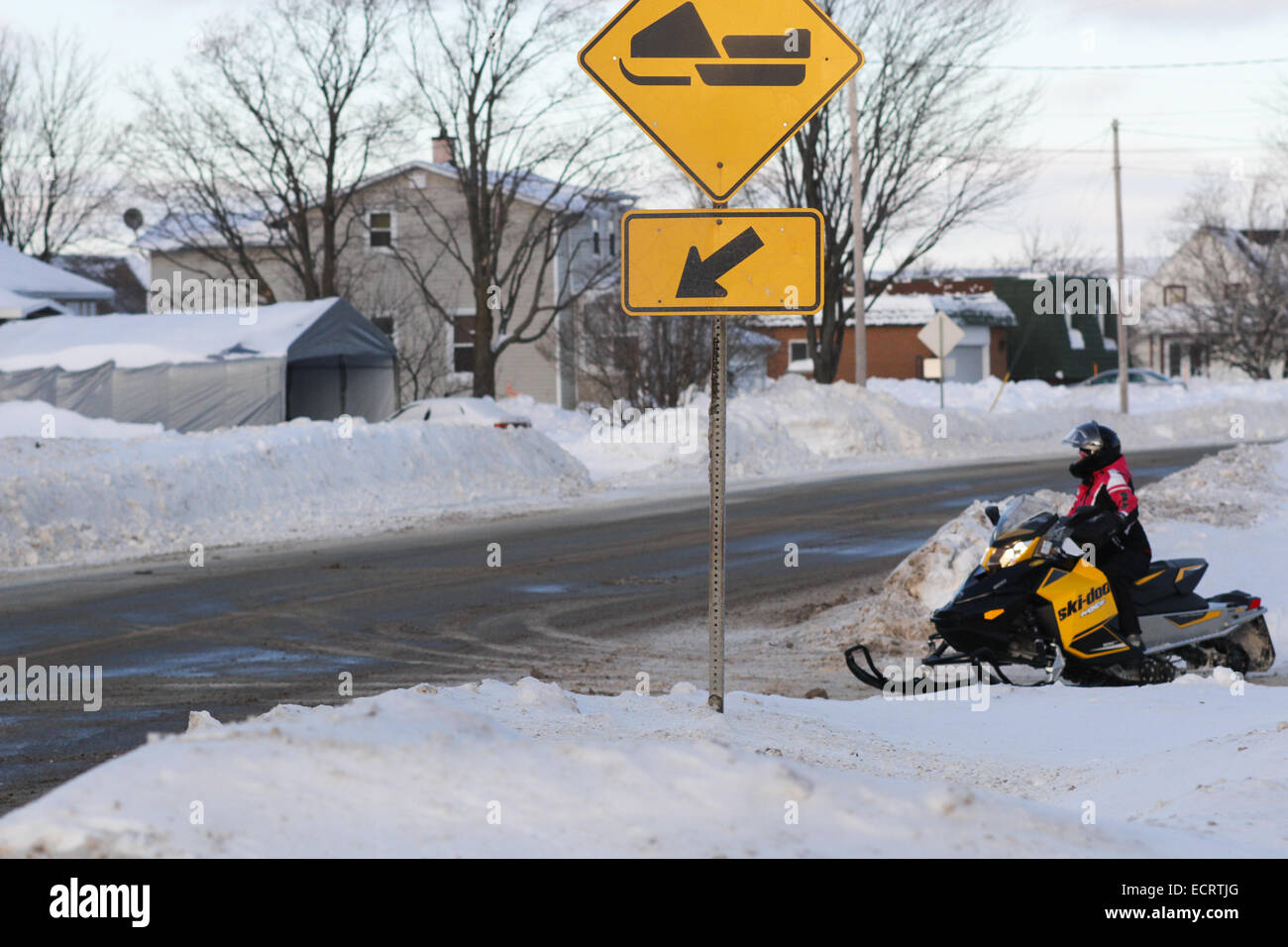 Ein Ski-Doo-Kreuzung in einer Kleinstadt in Quebec in Kanada Stockfoto