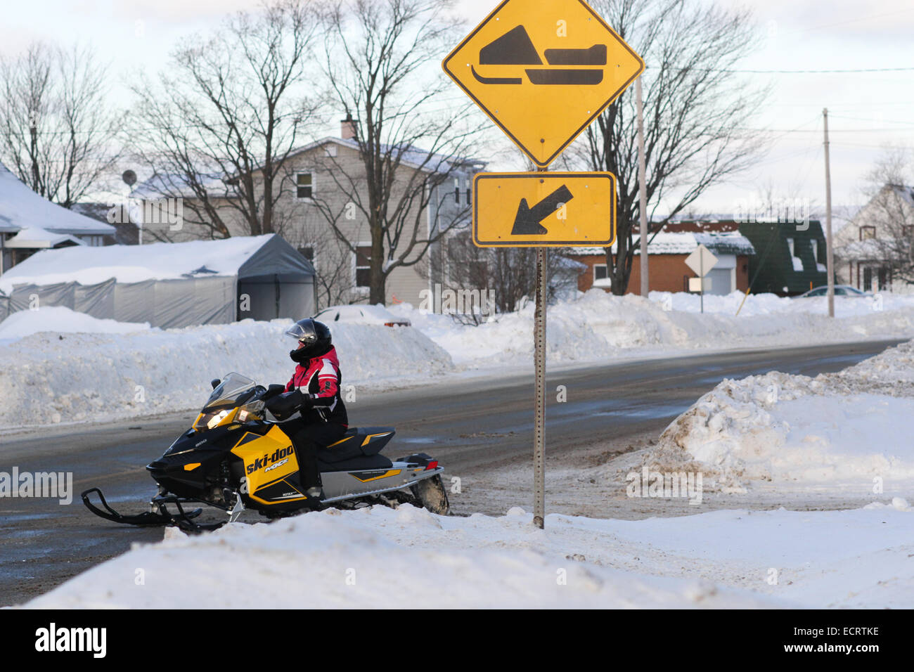 Ein Ski-Doo-Kreuzung in einer Kleinstadt in Quebec in Kanada Stockfoto