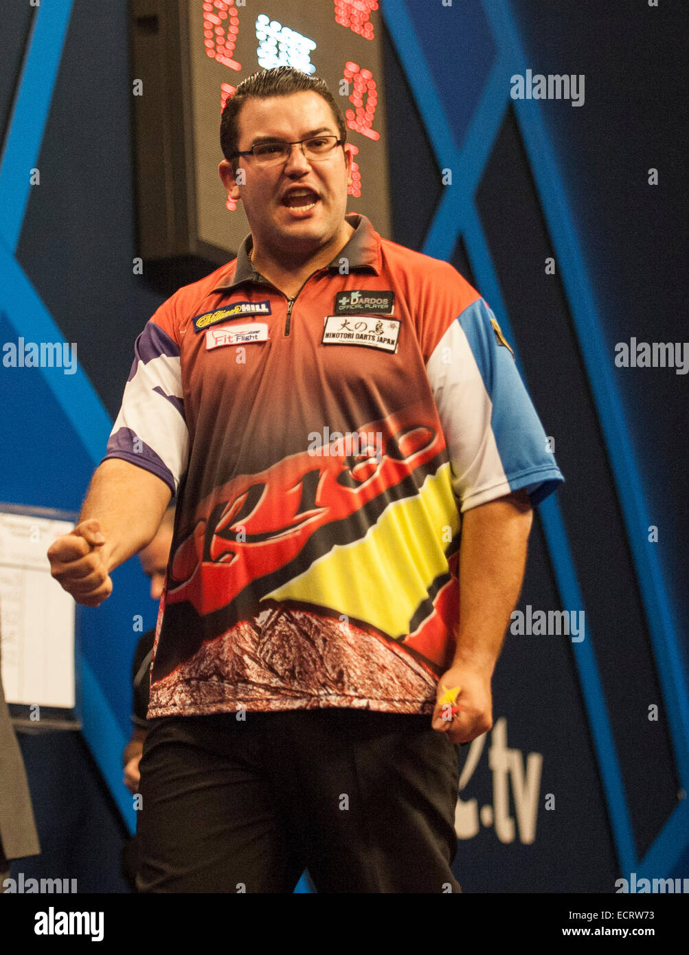 London, UK. 18. Dezember 2014. William Hill PDC World Darts Championship. Cristo Reyes [ESP] feiert seinen Sieg [3-2] über Wes Newton (13) [ENG] Credit: Action Plus Sport/Alamy Live News Stockfoto