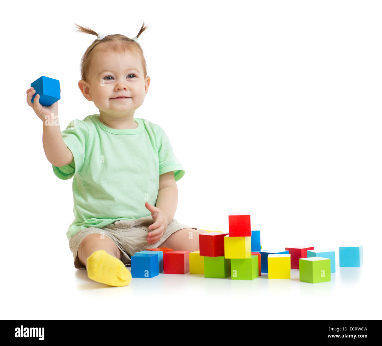 Baby spielt mit bunten Bausteinen, isoliert auf weiss Stockfoto