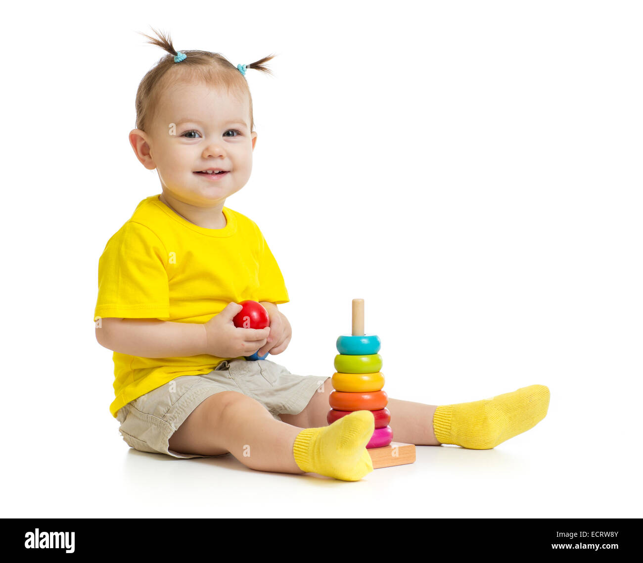 glückliches Baby Spiel mit bunten Holz Pyramide isoliert auf weiss Stockfoto