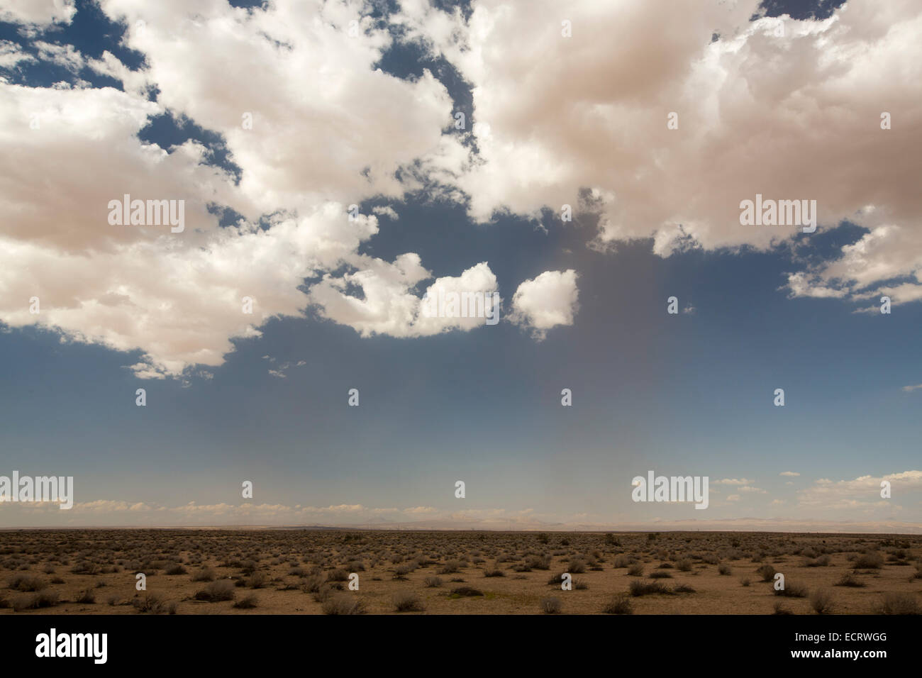 Ein Staubsturm in der Mojave-Wüste in Kalifornien, USA. Stockfoto