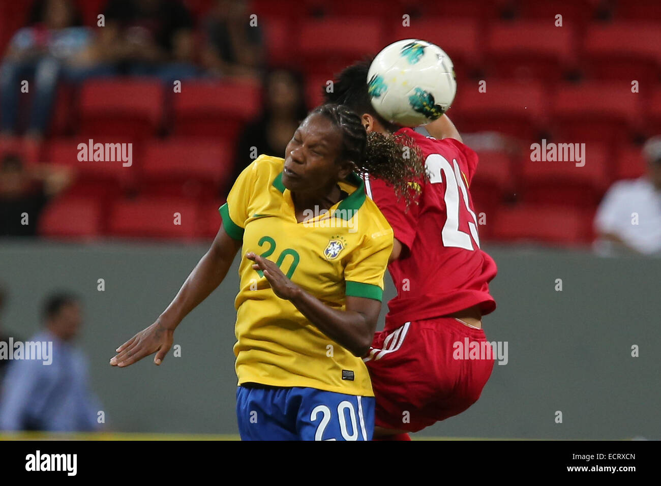 Brasilia, Brasilien. 18. Dezember 2014. Brasiliens Miraildes Maciel Mota (L) konkurriert für einen Header während eines Spiels zwischen China und Brasilien 2014 internationalen Turnier von Brasilia in Brasilia, Hauptstadt von Brasilien, 18. Dezember 2014. Brasilien gewann 4: 1. © Xu Zijian/Xinhua/Alamy Live-Nachrichten Stockfoto