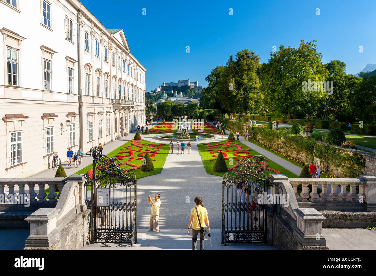 Österreich Salzburg Schloss Mirabell und Mirabell Garten Burg Hohensalzburg im Hintergrund Stockfoto