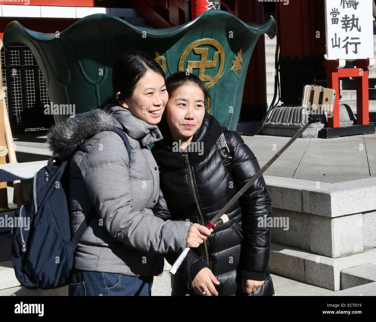 Narita, Japan. 17. Dezember 2014. Ausländische Besucher in Tokyo, Mittwoch, 17. Dezember 2014. Die geschätzte Anzahl der ausländischen Besucher in Japan im Zeitraum Januar bis November hat 12 Millionen, übertroffen Regierungsdaten zeigten Mittwoch, wie einen schwächeren Yen Tourismus in Japan gefördert. Im November allein die Figur stiegen um 39,1 Prozent gegenüber dem Vorjahr vor 1,17 Millionen, Bedeckungsveränderlichen 1 Million Mark für den neunten Monat in Folge. © Haruyoshi Yamaguchi/AFLO/Alamy Live-Nachrichten Stockfoto