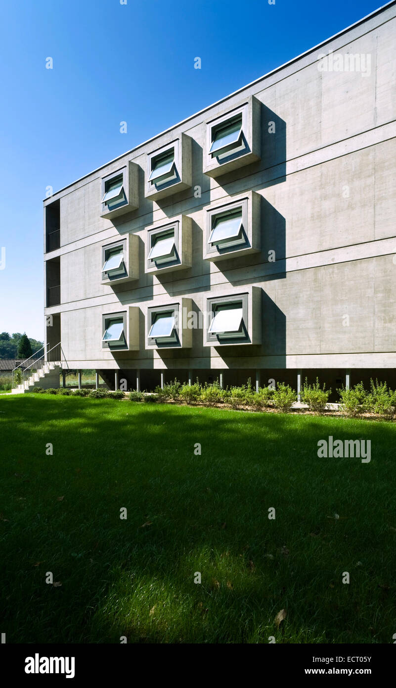 Zement Gebäude Außenfenster Rasen Himmel Stockfoto