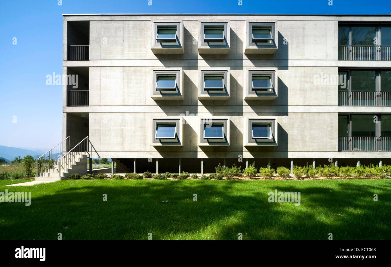 Zement Gebäude Außenfenster Rasen Himmel Stockfoto