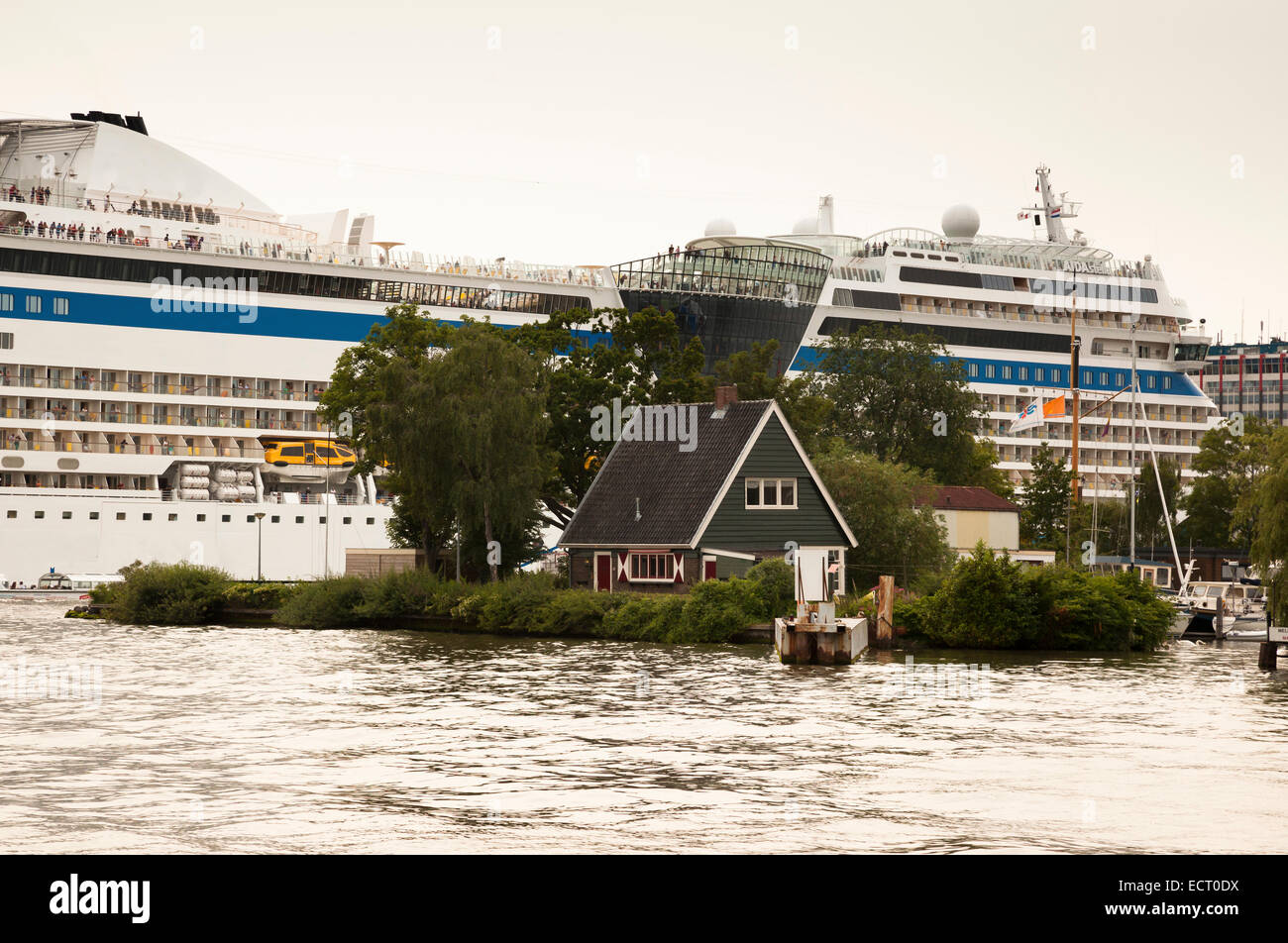 Niederlande Amsterdam Kreuzfahrtschiff Aida und kleines Haus im Vordergrund Stockfoto