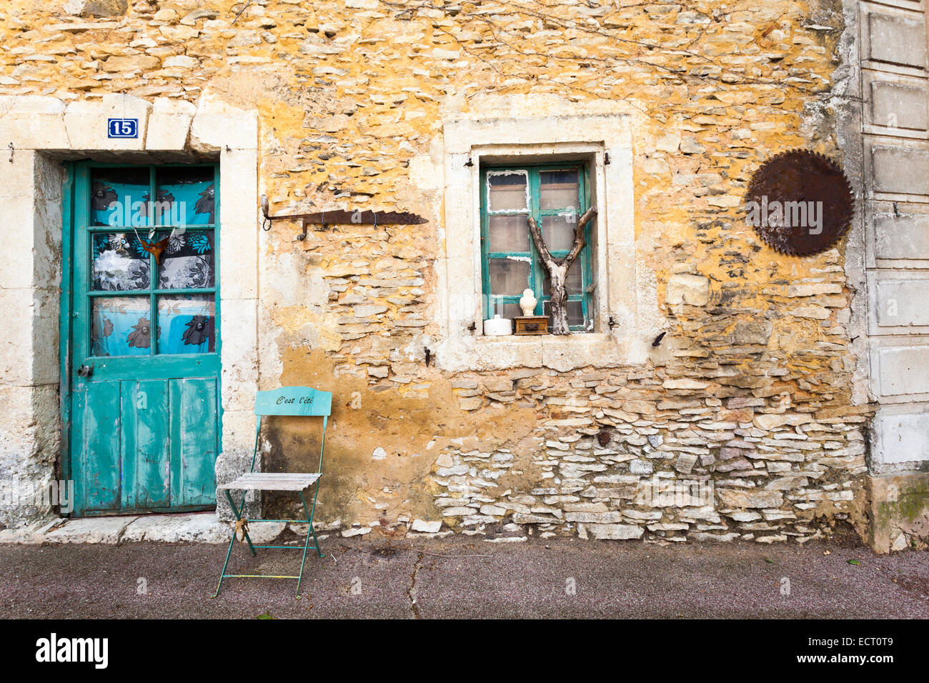 Frankreich Villes Sur Auzon alte Haus Eingangstür und Stuhl Stockfoto