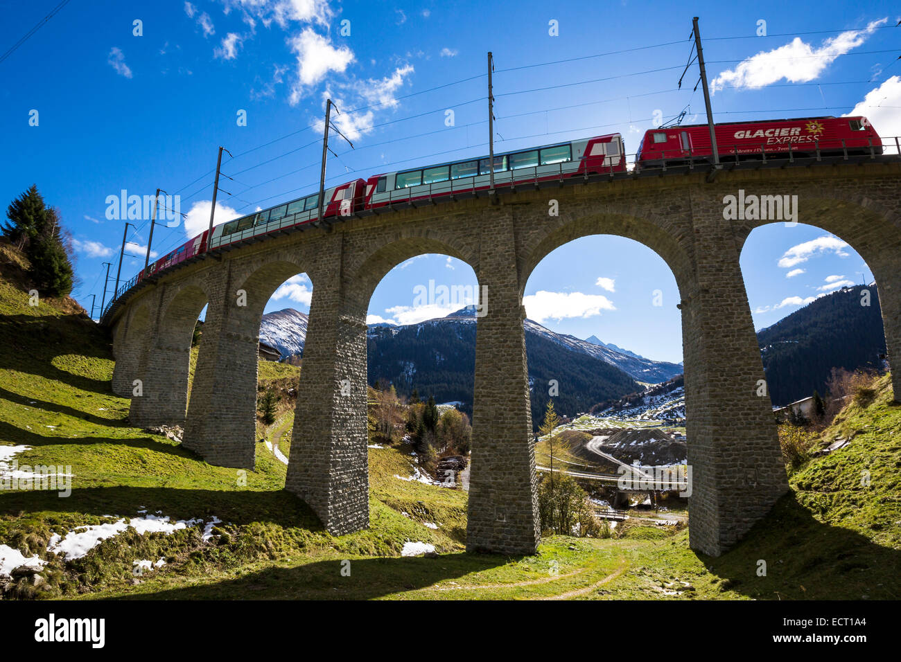 Eisenbahnbrücke der Schweiz Bündner Glarner Alpen Surselva Tal in der Nähe von Sedrun Glacier Express Stockfoto