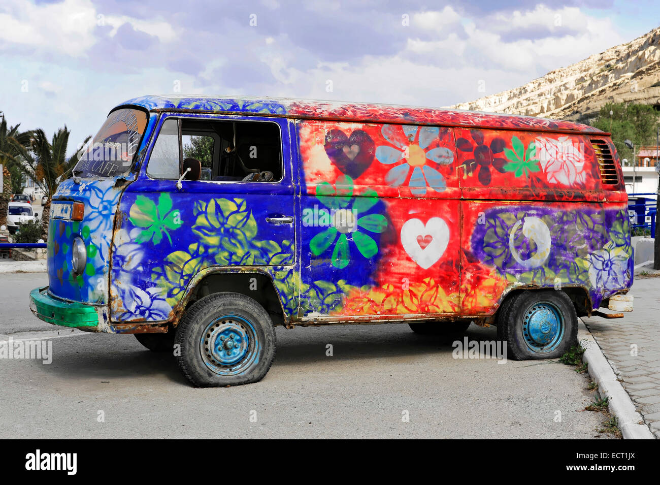 Alte bemalte VW Campingbus, Hippie van, Matala, Kreta, Griechenland  Stockfotografie - Alamy