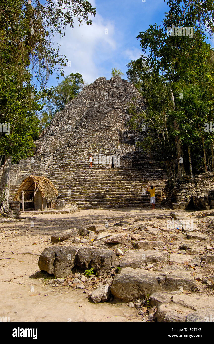 Iglesia Ruine und Stele, Maya-Ruinen von Coba, Quintana Roo Zustand, Riviera Maya, Halbinsel Yucatan, Mexiko Stockfoto