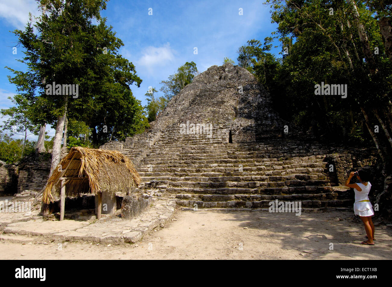 Iglesia Ruine und Stele, Maya-Ruinen von Coba, Quintana Roo Zustand, Riviera Maya, Halbinsel Yucatan, Mexiko Stockfoto