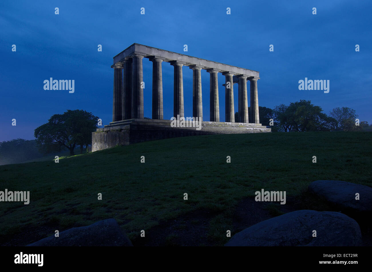 Nationaldenkmal in der Abenddämmerung, Nachbildung des Parthenon, die 1822 als Mahnmal für die Schotten, starb entworfen wurde in der Stockfoto