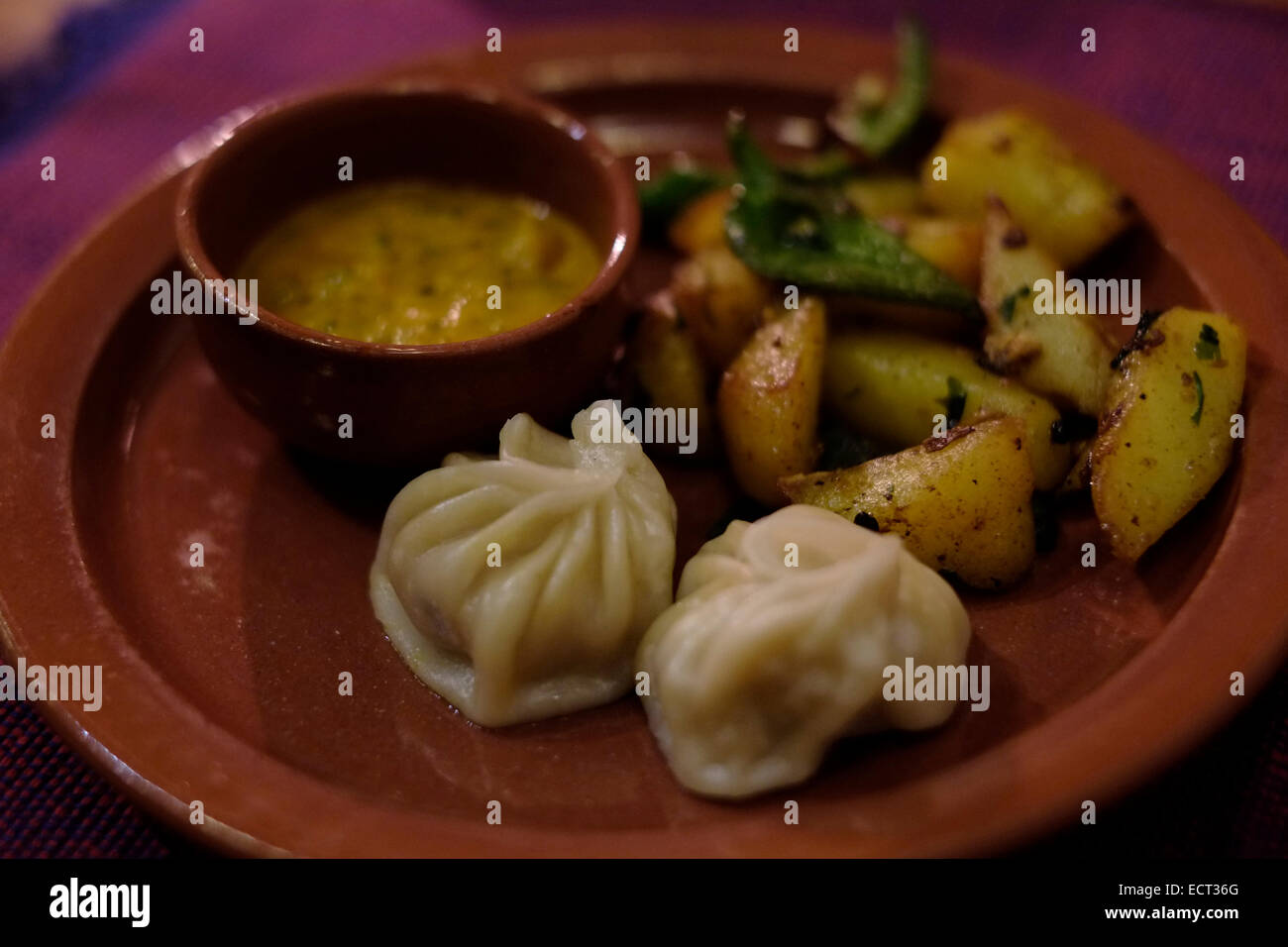 Ein Typ namens Momo Knödel serviert mit Kartoffeln in einem Restaurant in Kathmandu Stockfoto