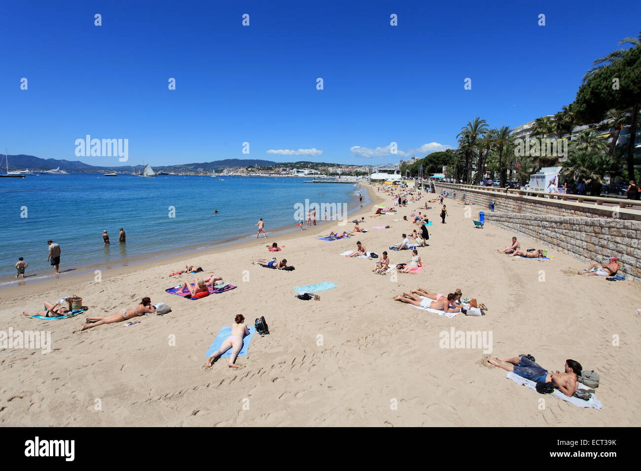 Der öffentliche Strand von Cannes Stockfoto