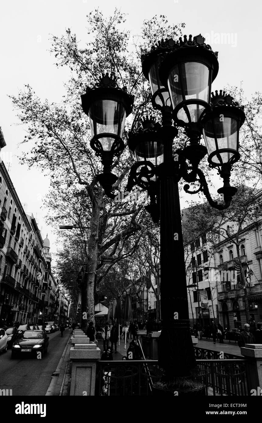 La Rambla ist eine Straße im Zentrum von Barcelona, beliebt bei Touristen und Einheimischen gleichermaßen Stockfoto