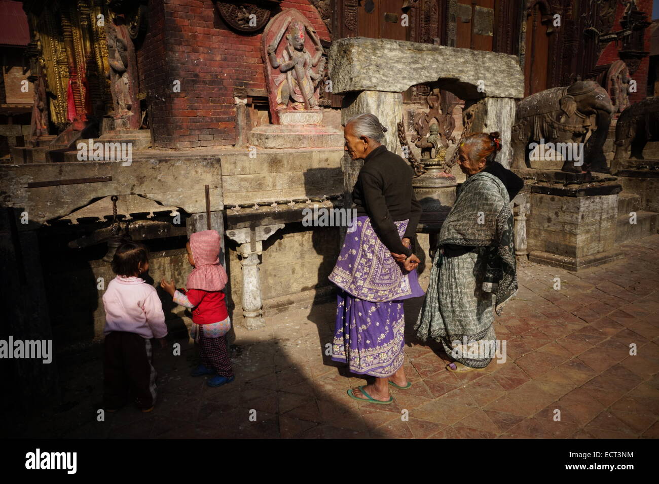 Hindu Anhänger am Changu Narayan-Tempel der ältesten Wallfahrt Website von Kathmandu-Tal in Nepal und auf der UNESCO-Weltkulturerbe aufgeführt Stockfoto
