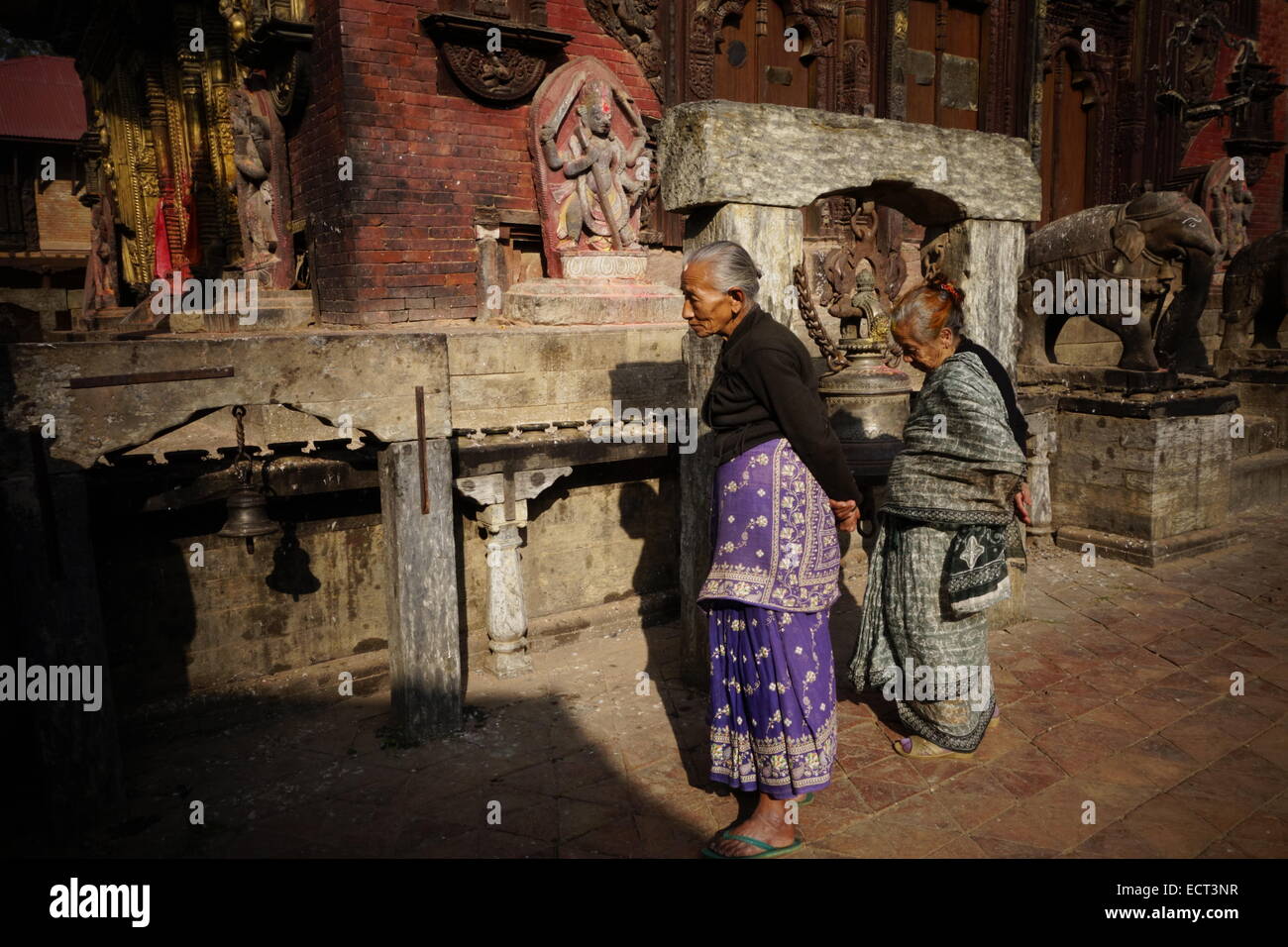 Hindu Anhänger Kreisen Changu Narayan-Tempel der ältesten Wallfahrt Website von Kathmandu-Tal in Nepal und auf der UNESCO-Weltkulturerbe aufgeführt Stockfoto