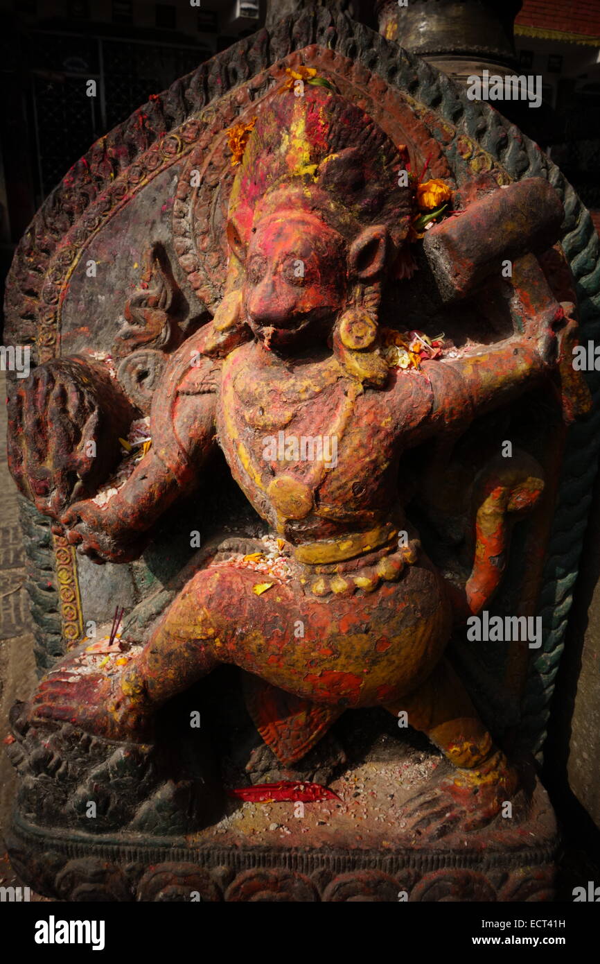 Geschnitzte Figur in Bagh Bhairav Temple, zwischen 1099 und 1126 gebaut und an die Gott bhairab in Form eines wütenden Tiger in der antiken Stadt Kirtipur im Tal von Katmandu in Nepal gewidmet Stockfoto