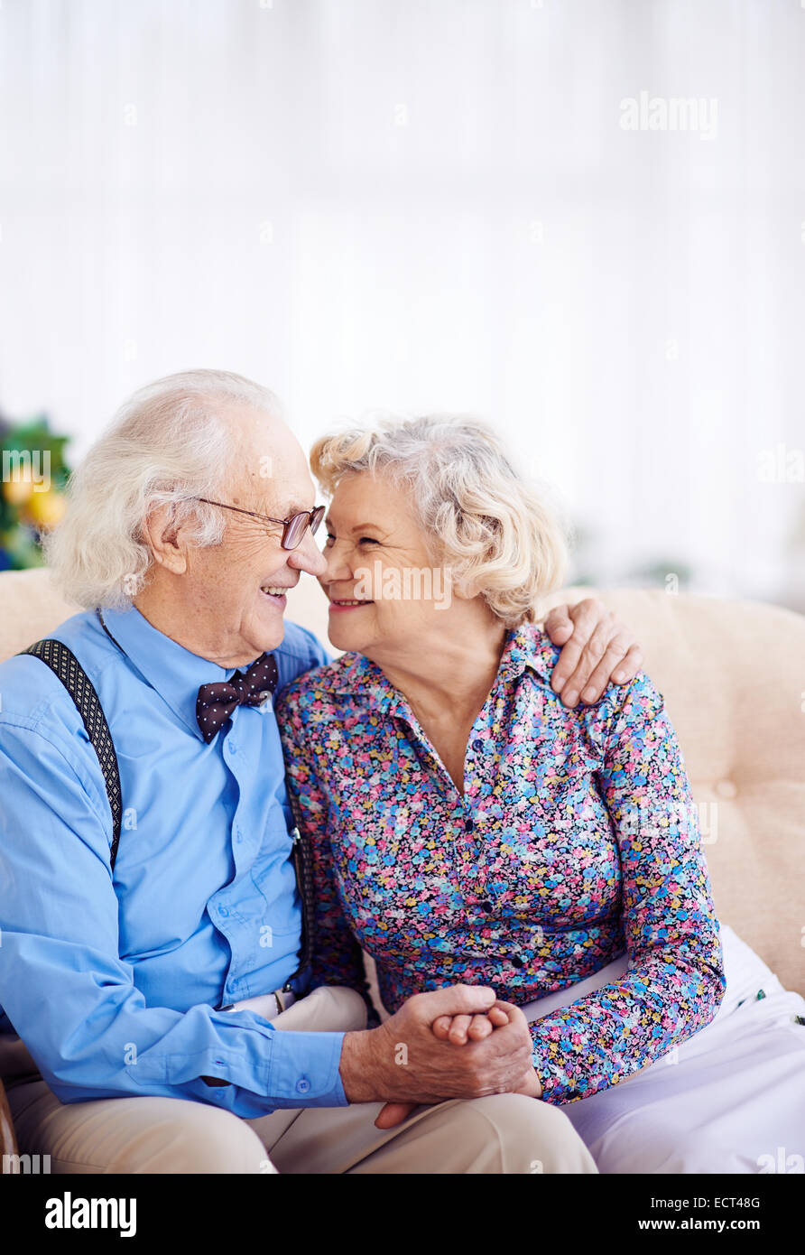 Elegante Ehepaar im Ruhestand Blick auf einander Stockfoto