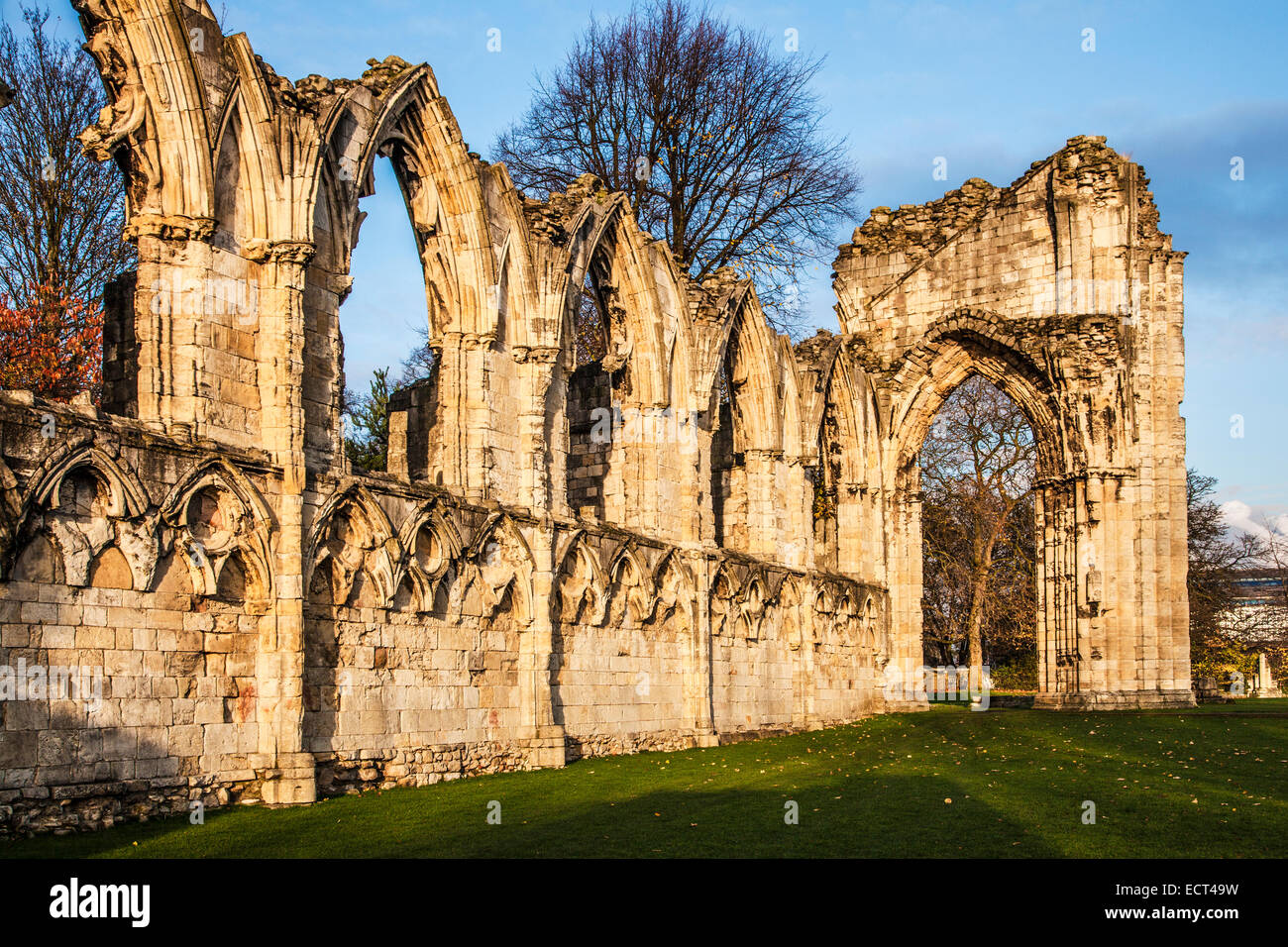 Die Ruinen der St.Mary Abtei in den Gärten Museum, York. Stockfoto