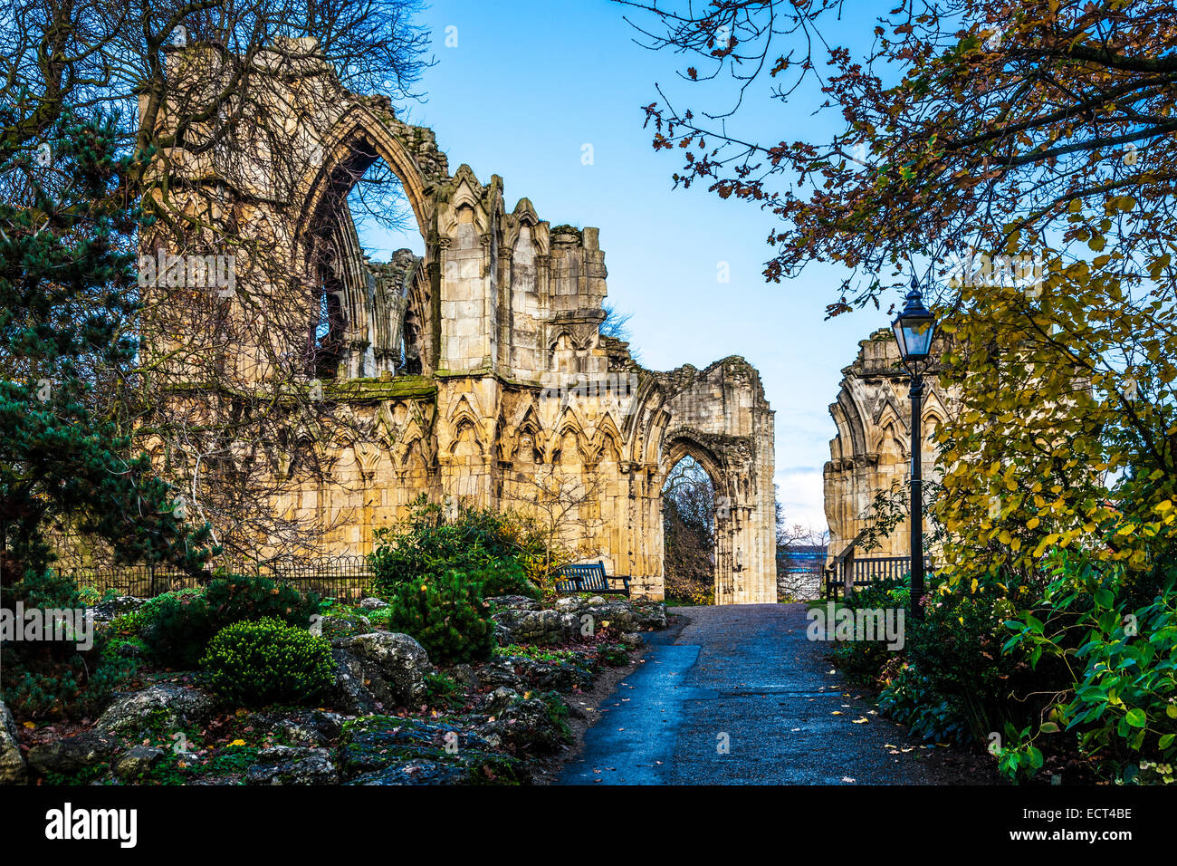 Die Ruinen der St.Mary Abtei in den Gärten Museum, York. Stockfoto