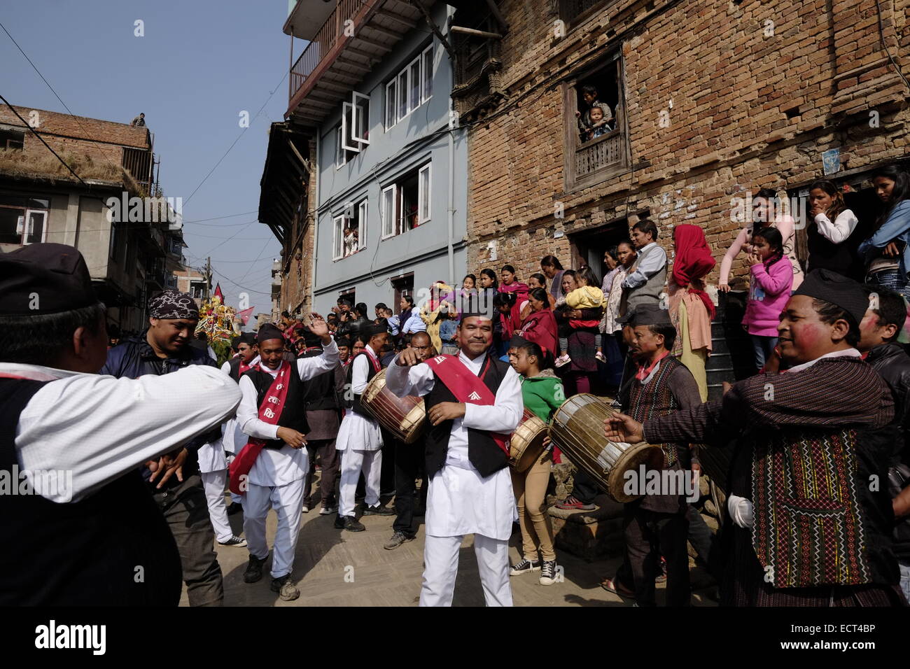 Nachtschwärmer, die indrayani Jatra Gottheit während einer Prozession mit Musikkapellen, die kuscheln Indrayani Jatra, einer der Ajimas (Mutter Göttinnen), Kathmandu Tal in der antiken Stadt Kirtipur in Nepal zu schützen Stockfoto