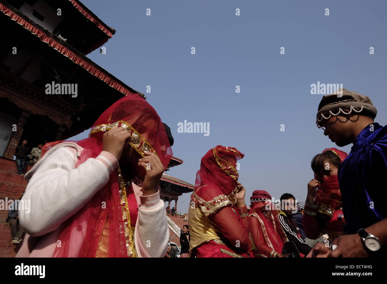 Nepali Jugendliche in traditionelles Kleidungsstück auf dem Gelände des Hanuman Dhoka Palast Komplex, die nepalesischen Residenz bis ins 19. Jahrhundert war im Durbar Square gelegene aufgeführt in UNESCO-Liste des Welterbes in Kathmandu-Nepal Stockfoto