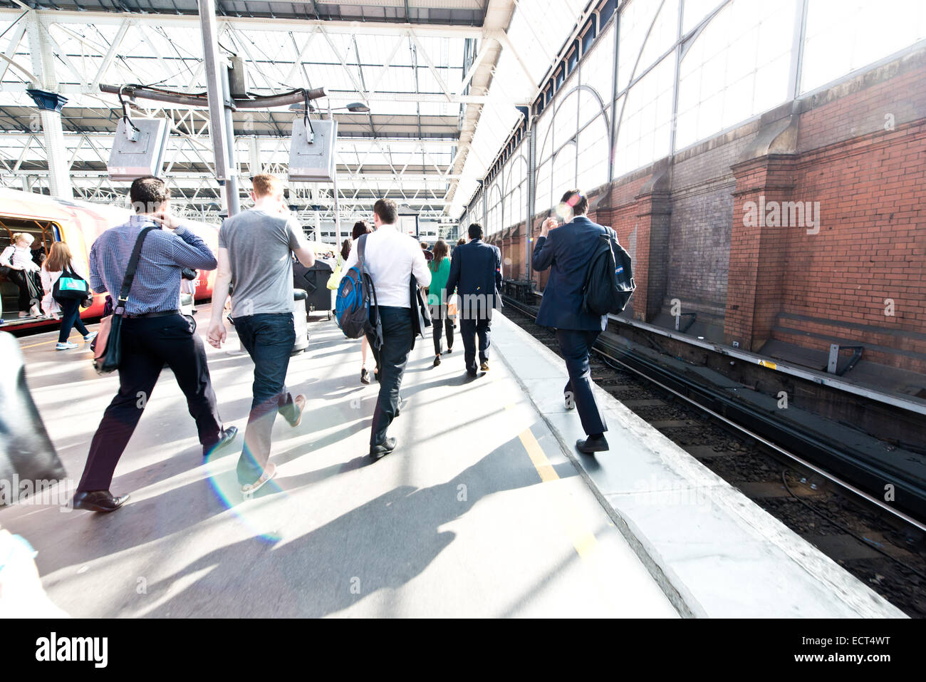 Pendler aus Bahnhof Waterloo Stockfoto