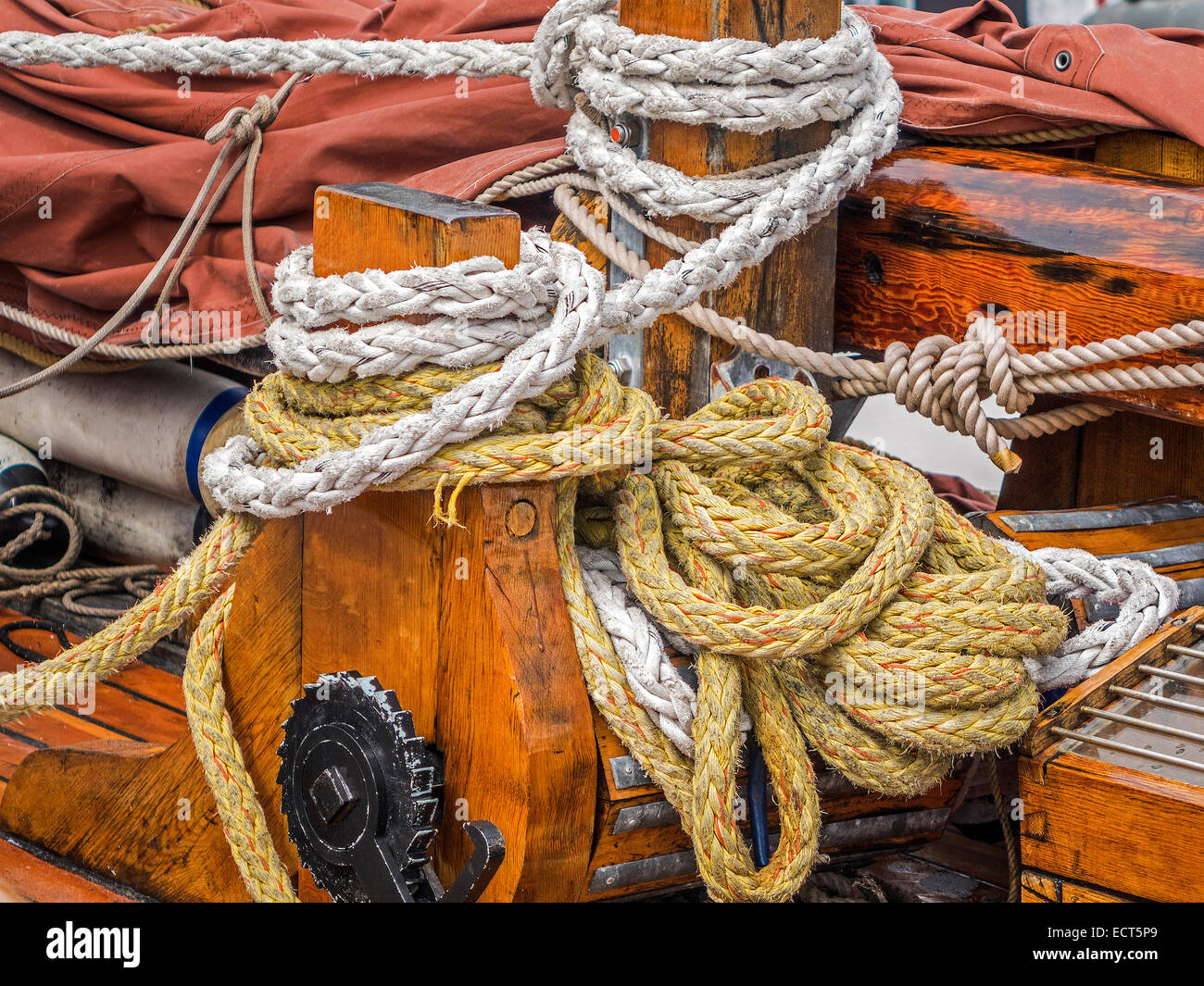 Verknotete Seile auf Yacht Torshavn Färöer Inseln Stockfoto