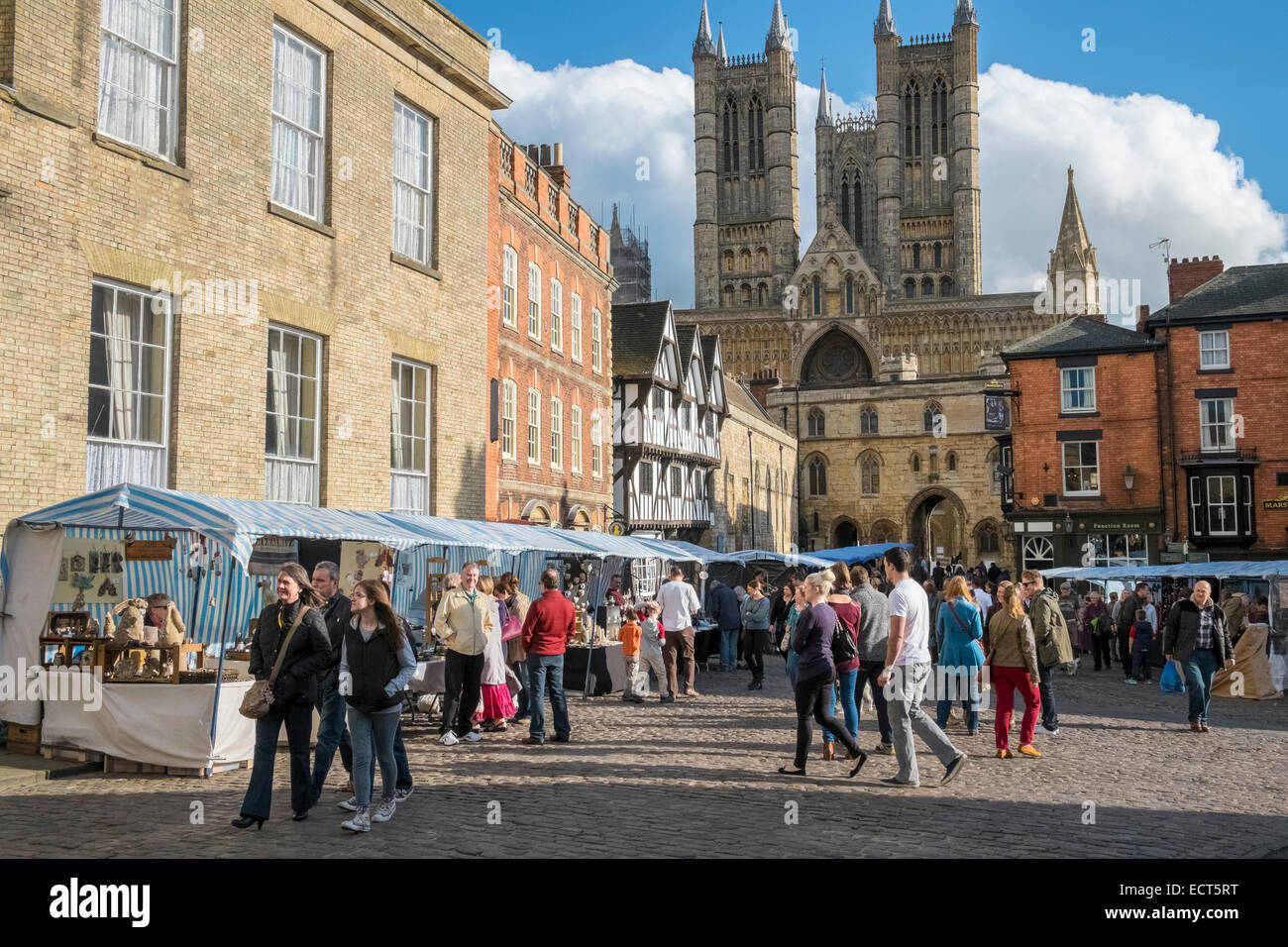 Menschen zu Fuß Runde Lincoln Marktplatz mit Kathedrale im Hintergrund, Lincolnshire, England UK Stockfoto