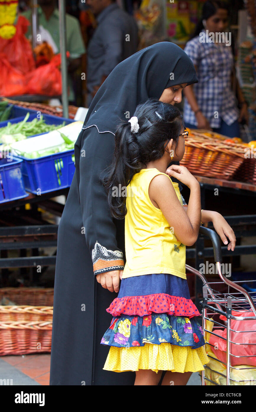 Die islamische Frau Kleider In Hijab mit jungen Mädchen Shopping, Buffalo Road, Little India, Singapur. Stockfoto