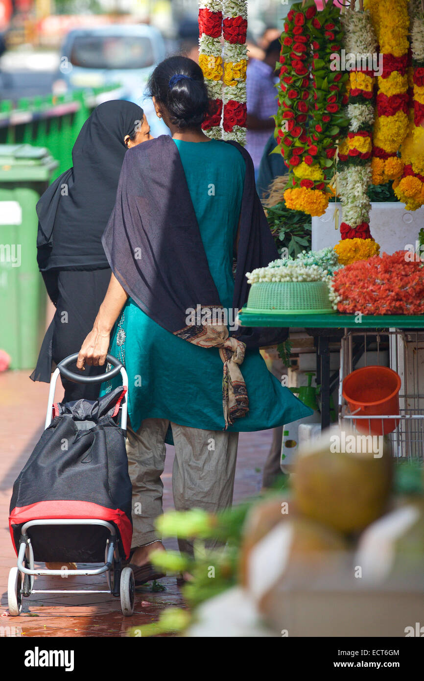 Zwei asiatische Frauen Shopping, Buffalo Road, Little India, Singapur. Stockfoto