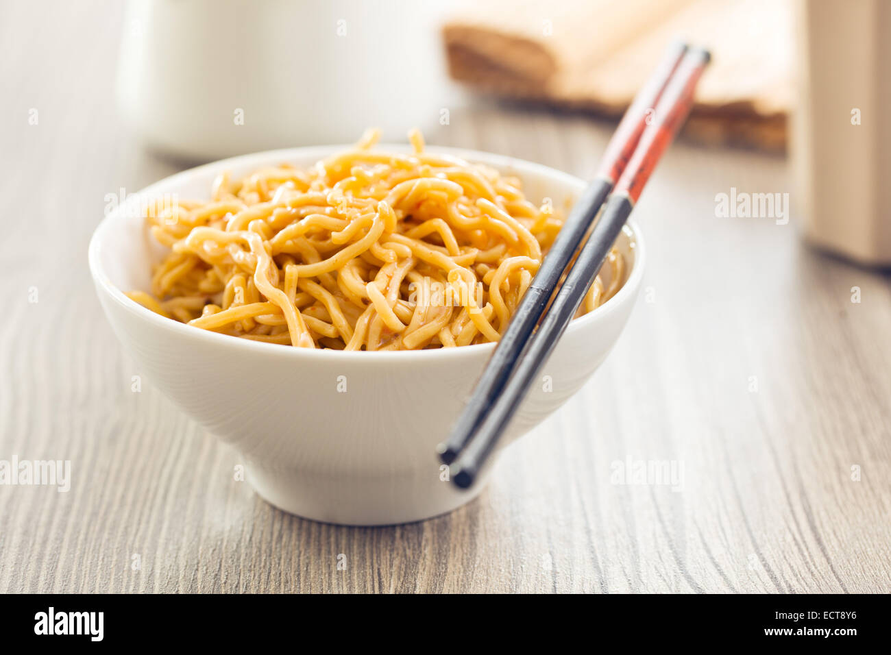chinesische Nudeln in Keramikschale Stockfoto