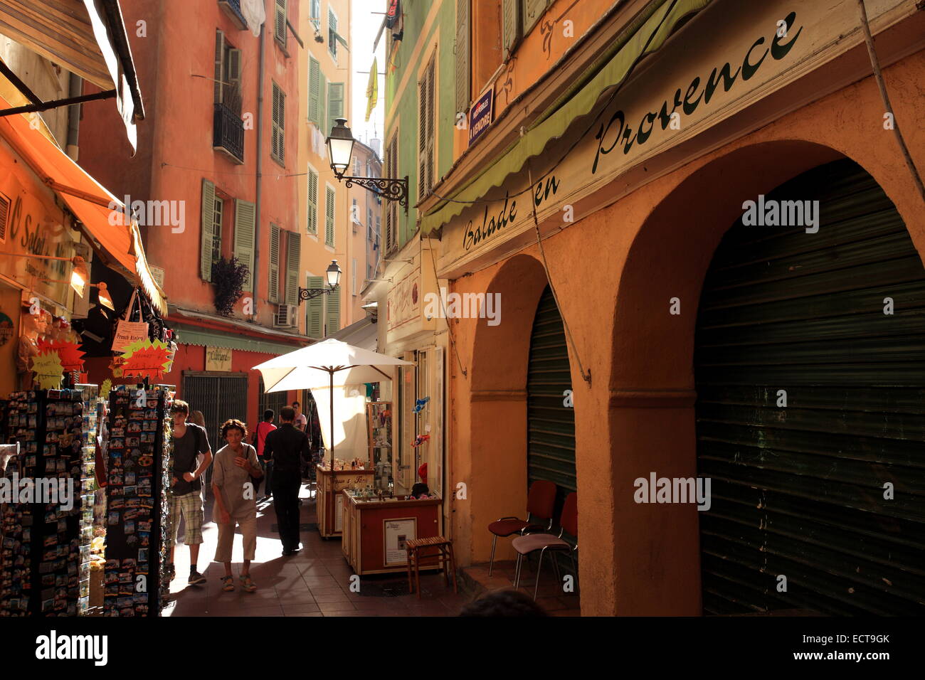Touristen auf der Straße zu Fuß in die Altstadt von Nizza. Côte d ' Azur. Stockfoto