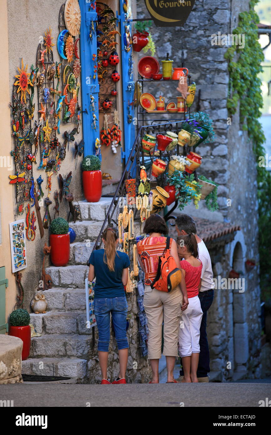 Touristen auf der Suche bei Töpferei in einem Souvenirladen in der mittelalterlichen hochgelegene Dorf Gourdon an der französischen Riviera. Stockfoto