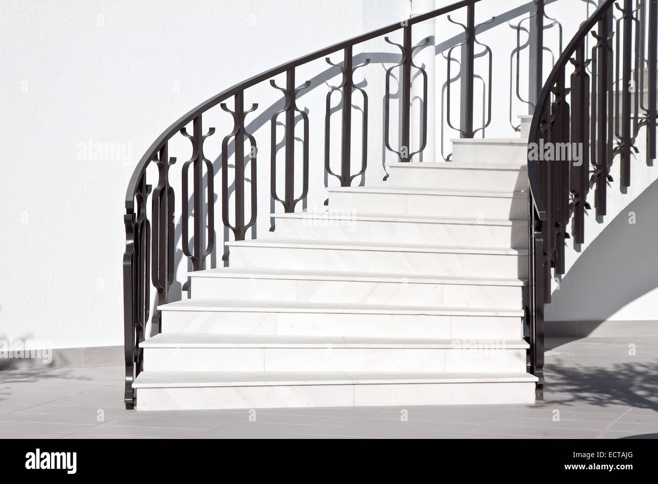 weißen Treppen und Schwarz verzierte Zaun Stockfoto