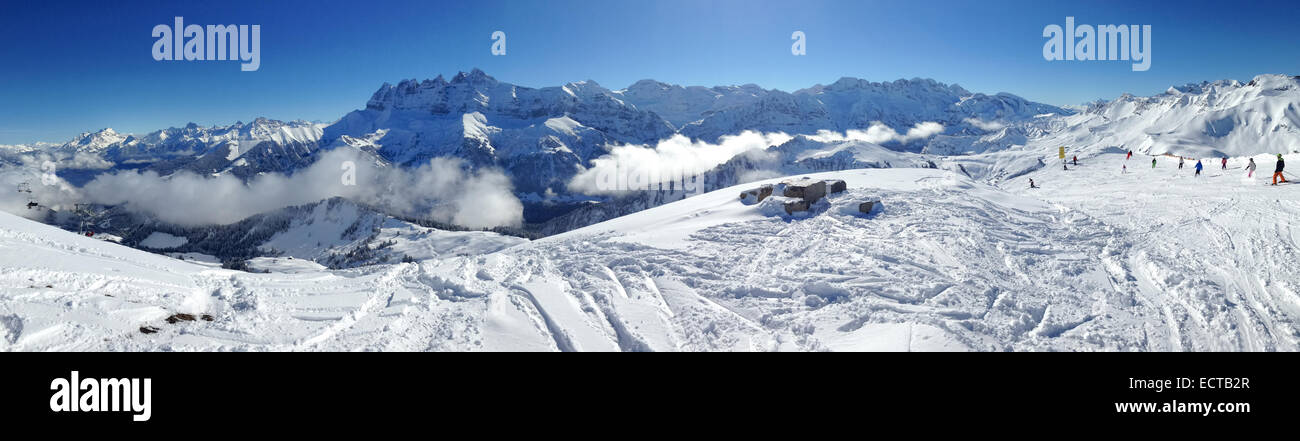 Panoramablick auf die Alpen und Ski slope Stockfoto