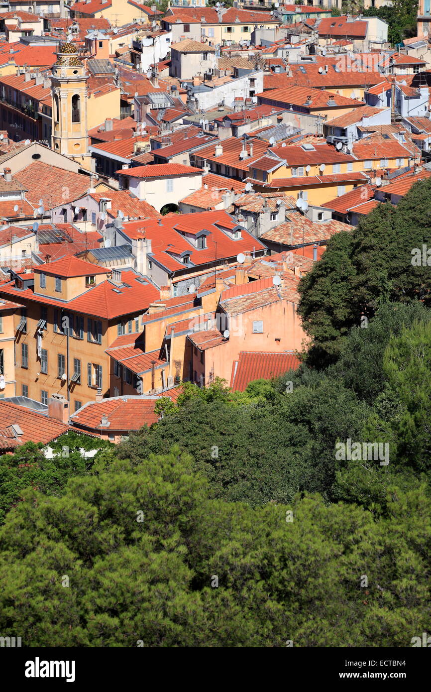 Ansicht von oben über das Dach von der Altstadt von Nizza. Stockfoto