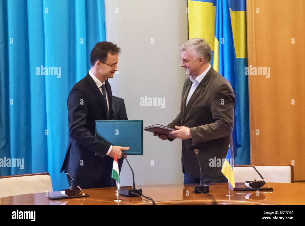 19. Dezember 2014 - unterschreiben Minister für Bildung und Wissenschaft der Ukraine Sergei Kvit und ausländischen Wirtschaftsminister und auswärtige Angelegenheiten von Ungarn Peter Siyyarto ein Protokoll--19. Dezember, Minister für auswärtige Angelegenheiten der Ukraine Pavlo Klimkin traf sich mit ausländischen Wirtschaftsminister und auswärtige Angelegenheiten von Ungarn Peter Siyyarto, der bei einem Besuch in der Ukraine ist. Der ungarische Seite bekräftigte seine Unterstützung für die Souveränität und territoriale Integrität der Ukraine ist bereit, volle Unterstützung für die Umsetzung der Strukturreformen in der Ukraine, insbesondere im Bereich der öffentlichen Verwaltung und decentralizati Stockfoto
