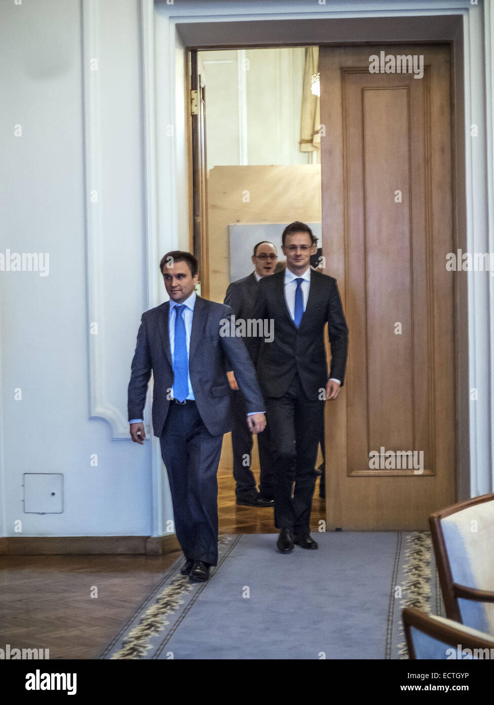 19. Dezember 2014 - Minister für auswärtige Angelegenheiten der Ukraine Pavlo Klimkin und ausländischen Wirtschaftsminister und auswärtige Angelegenheiten von Ungarn Peter Siyyarto--19. Dezember, Minister für auswärtige Angelegenheiten der Ukraine Pavlo Klimkin traf sich mit ausländischen Wirtschaftsminister und auswärtige Angelegenheiten von Ungarn Peter Siyyarto ist, wer bei einem Besuch in der Ukraine. Der ungarische Seite bekräftigte seine Unterstützung für die Souveränität und territoriale Integrität der Ukraine ist bereit, volle Unterstützung für die Umsetzung der Strukturreformen in der Ukraine, insbesondere im Bereich der öffentlichen Verwaltung und Dezentralisierung von Macht zu gewähren. (Kredit-Bild: © Ich Stockfoto